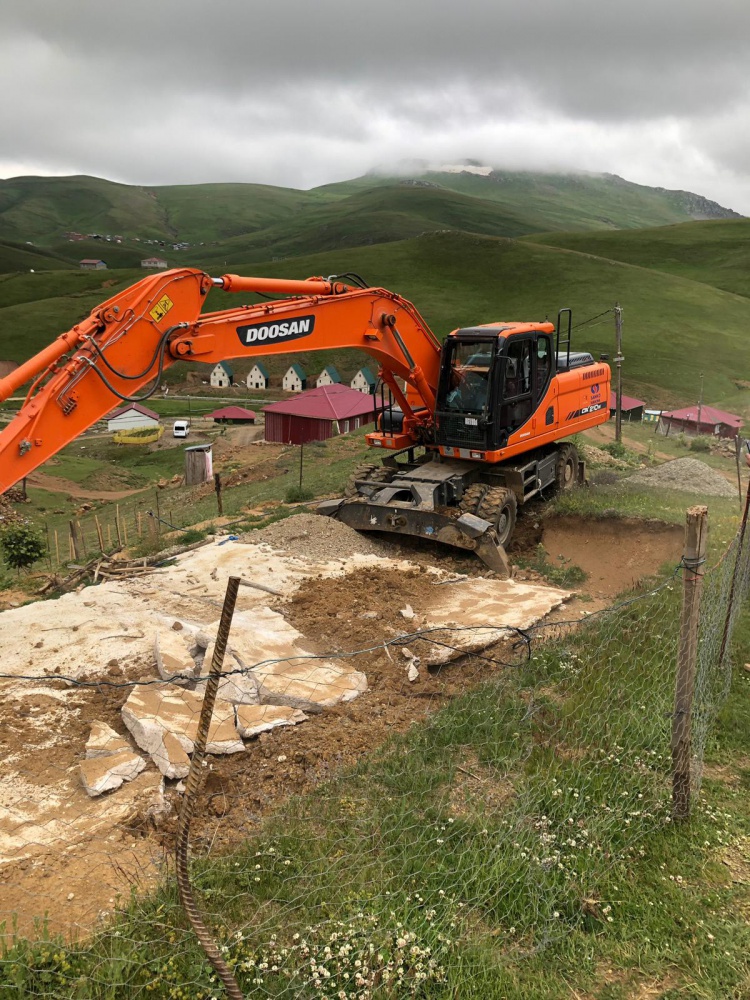 Gümüşhane yaylalarındaki kaçak binaların yıkımı devam ediyor 4