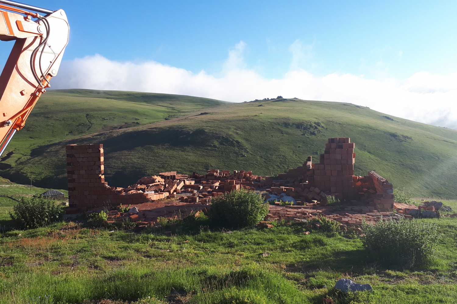 Gümüşhane yaylalarındaki kaçak binaların yıkımı devam ediyor 27