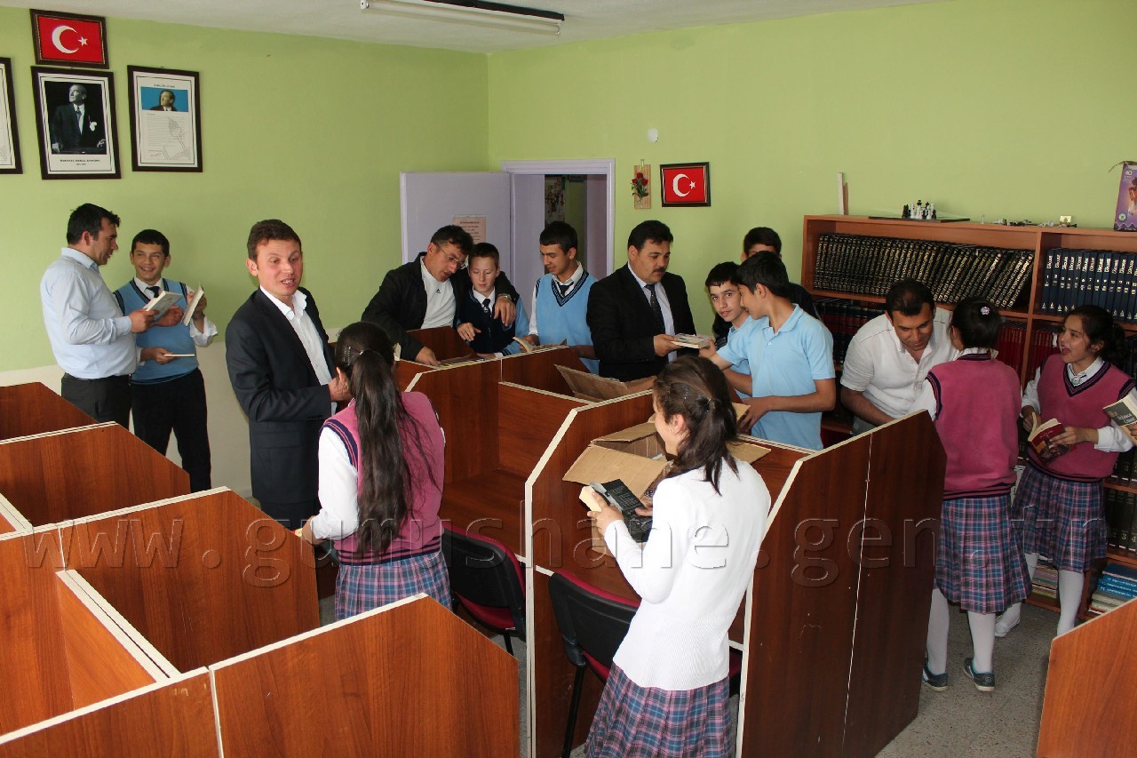 Şiran'da Üniversiteli Öğrencilerden Kitap Desteği 3