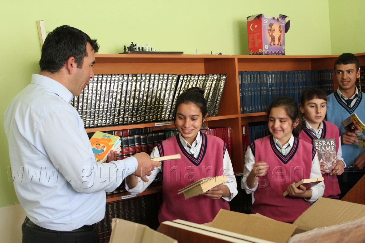 Şiran'da Üniversiteli Öğrencilerden Kitap Desteği 4