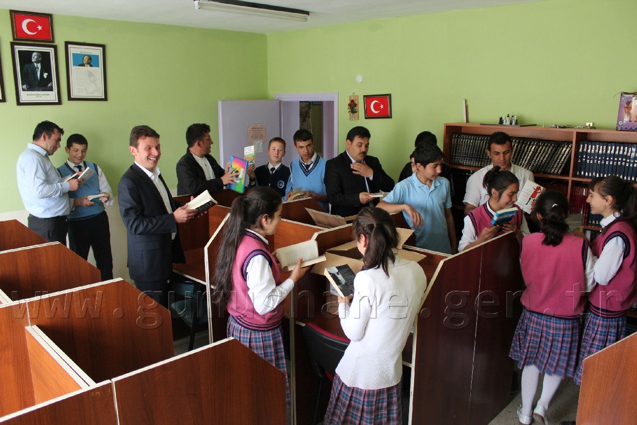 Şiran'da Üniversiteli Öğrencilerden Kitap Desteği 5