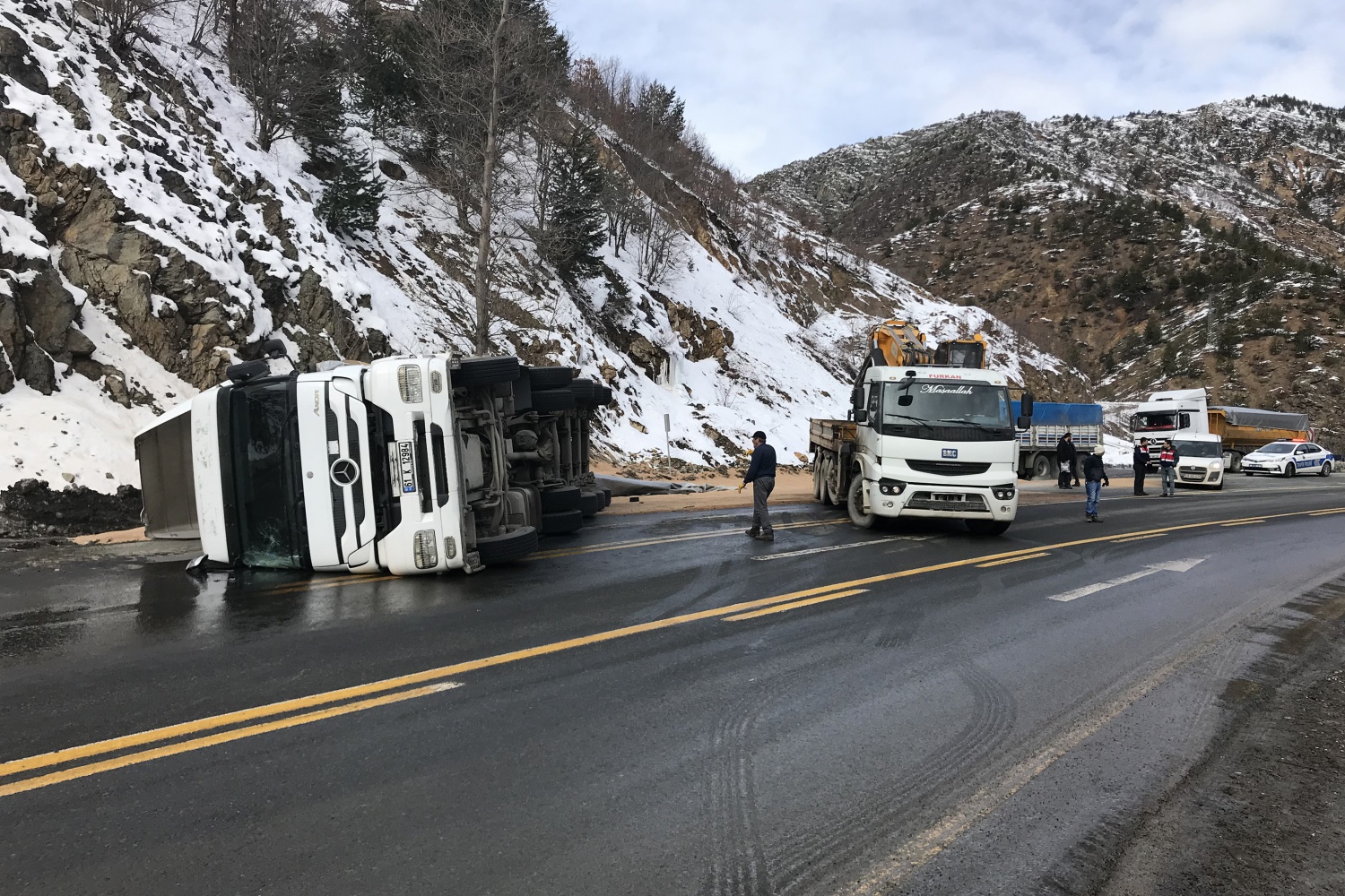 Zigana dağında buğday yüklü tır devrildi: 1 yaralı 6