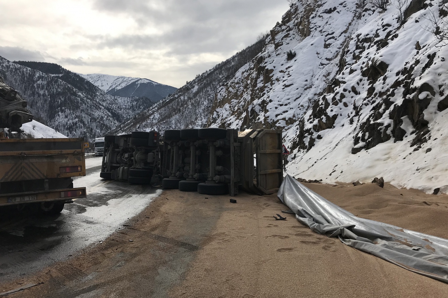 Zigana dağında buğday yüklü tır devrildi: 1 yaralı 2