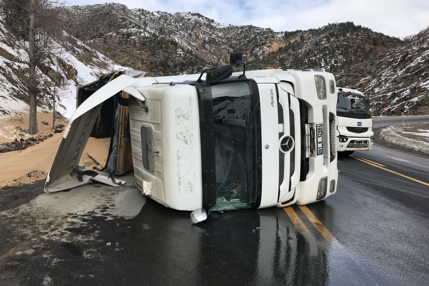 Zigana dağında buğday yüklü tır devrildi: 1 yaralı 3
