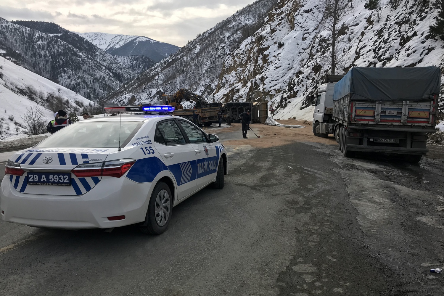 Zigana dağında buğday yüklü tır devrildi: 1 yaralı 4