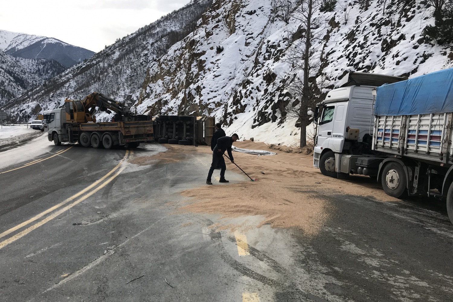 Zigana dağında buğday yüklü tır devrildi: 1 yaralı 5