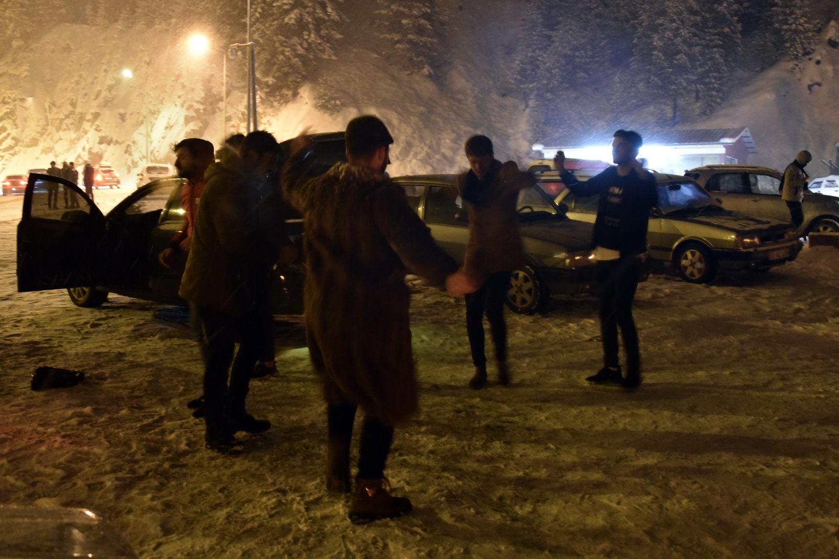 Karlı yollar kimilerine çile olurken kimilerine eğlence oldu 7