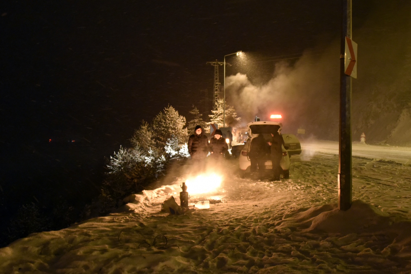 Karlı yollar kimilerine çile olurken kimilerine eğlence oldu 6