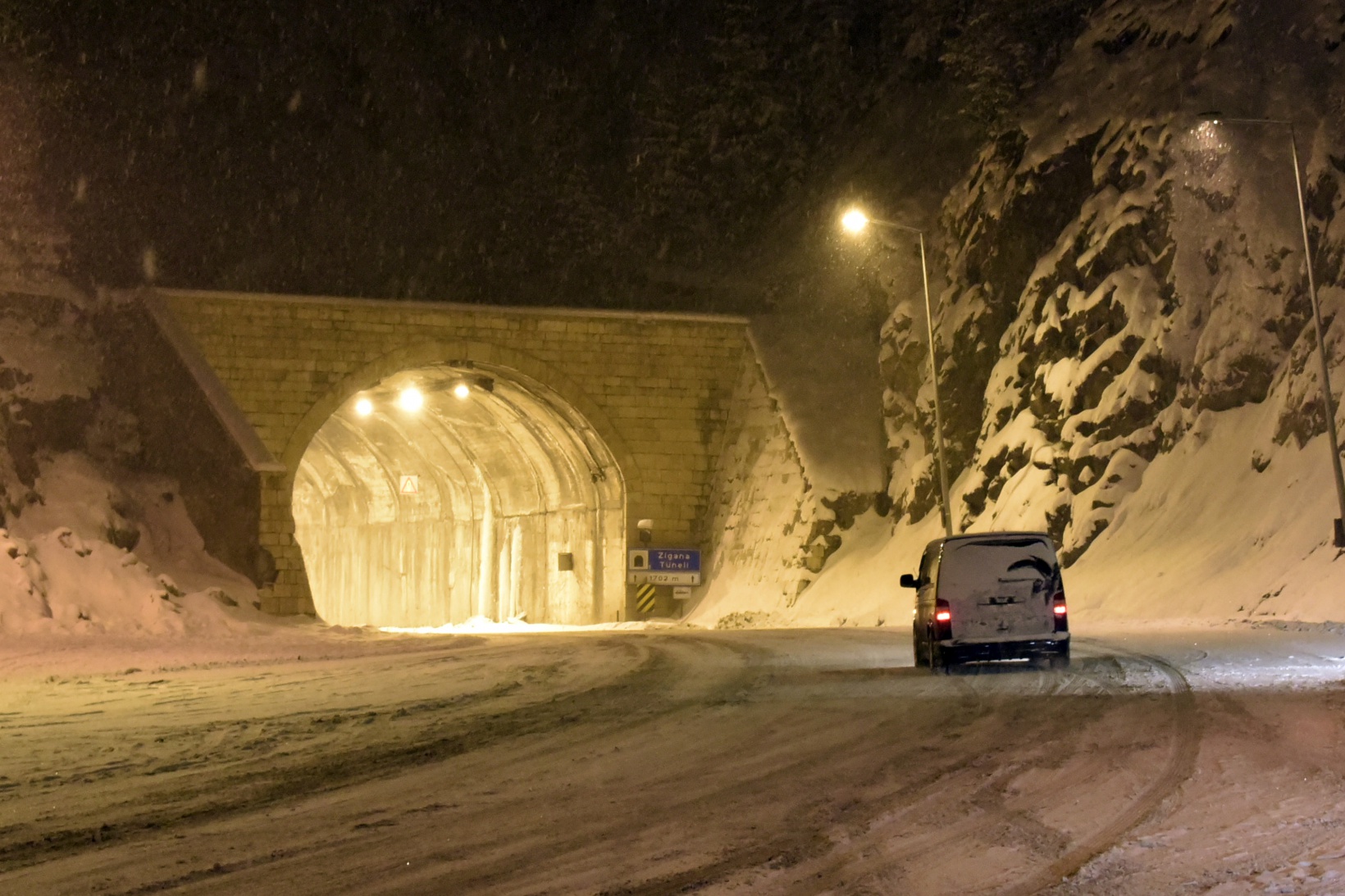 Karlı yollar kimilerine çile olurken kimilerine eğlence oldu 8