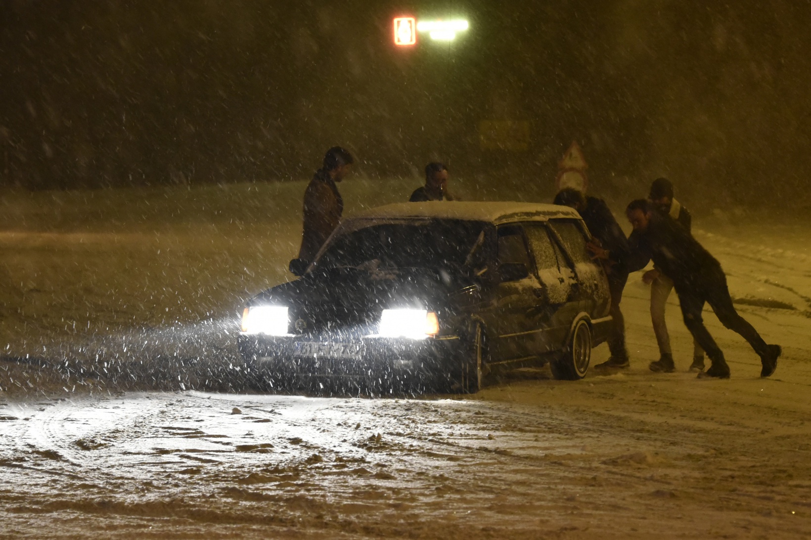 Karlı yollar kimilerine çile olurken kimilerine eğlence oldu 12