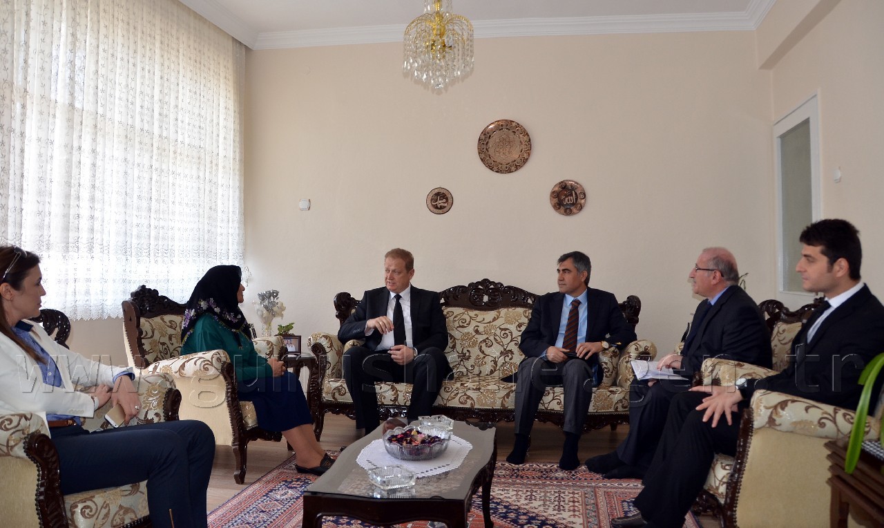 Vali Yavuz Şehit Annesini ve Kore Gazisini Ziyaret Etti 1