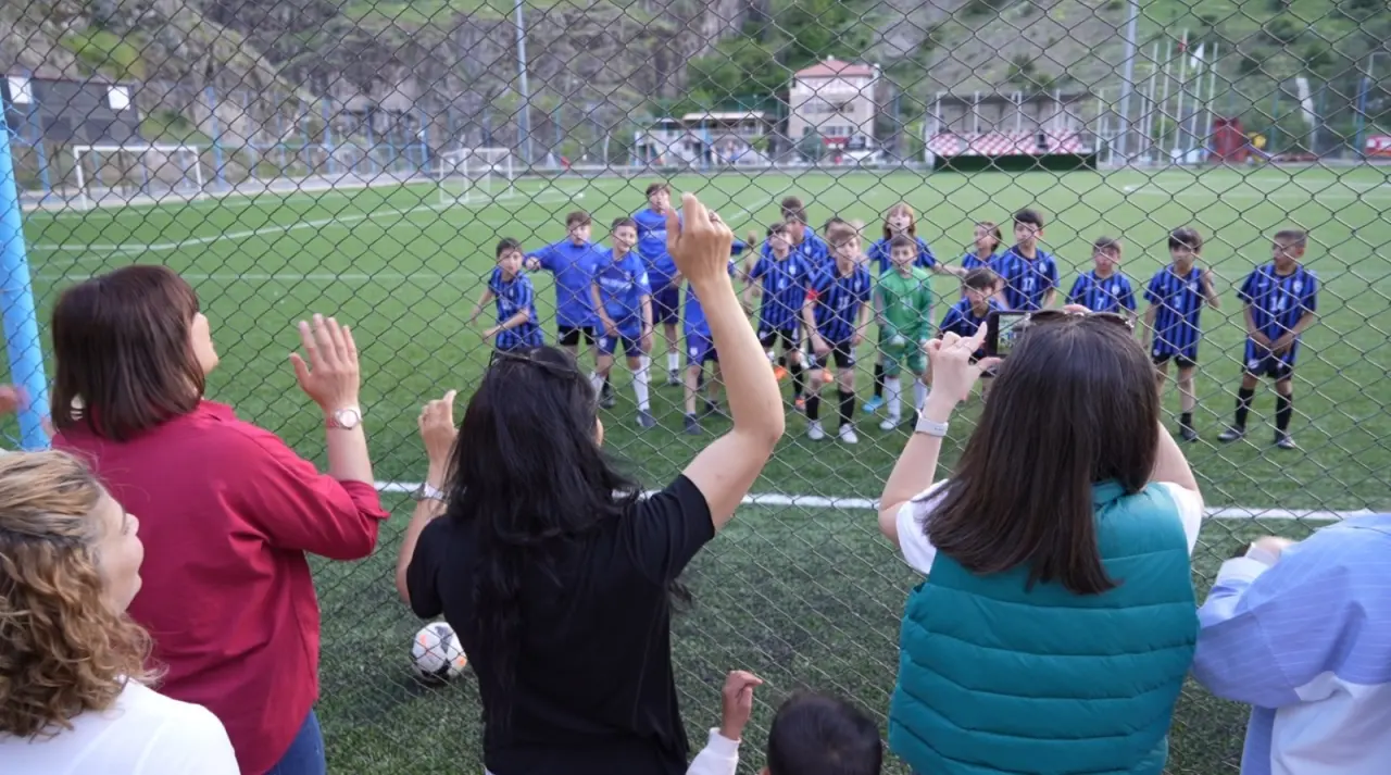 Gümüşhane'de annelerden futbol müsabakalarına renk katan etkinlik! 1