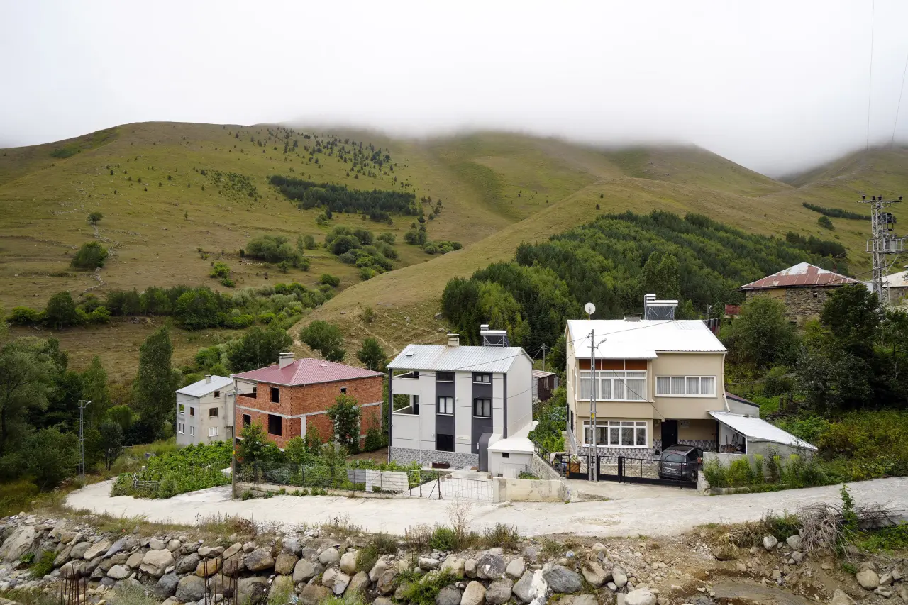 Gümüşhane’de emekli imam kendi imkânlarıyla köyüne 50 bin ağaç dikti 1
