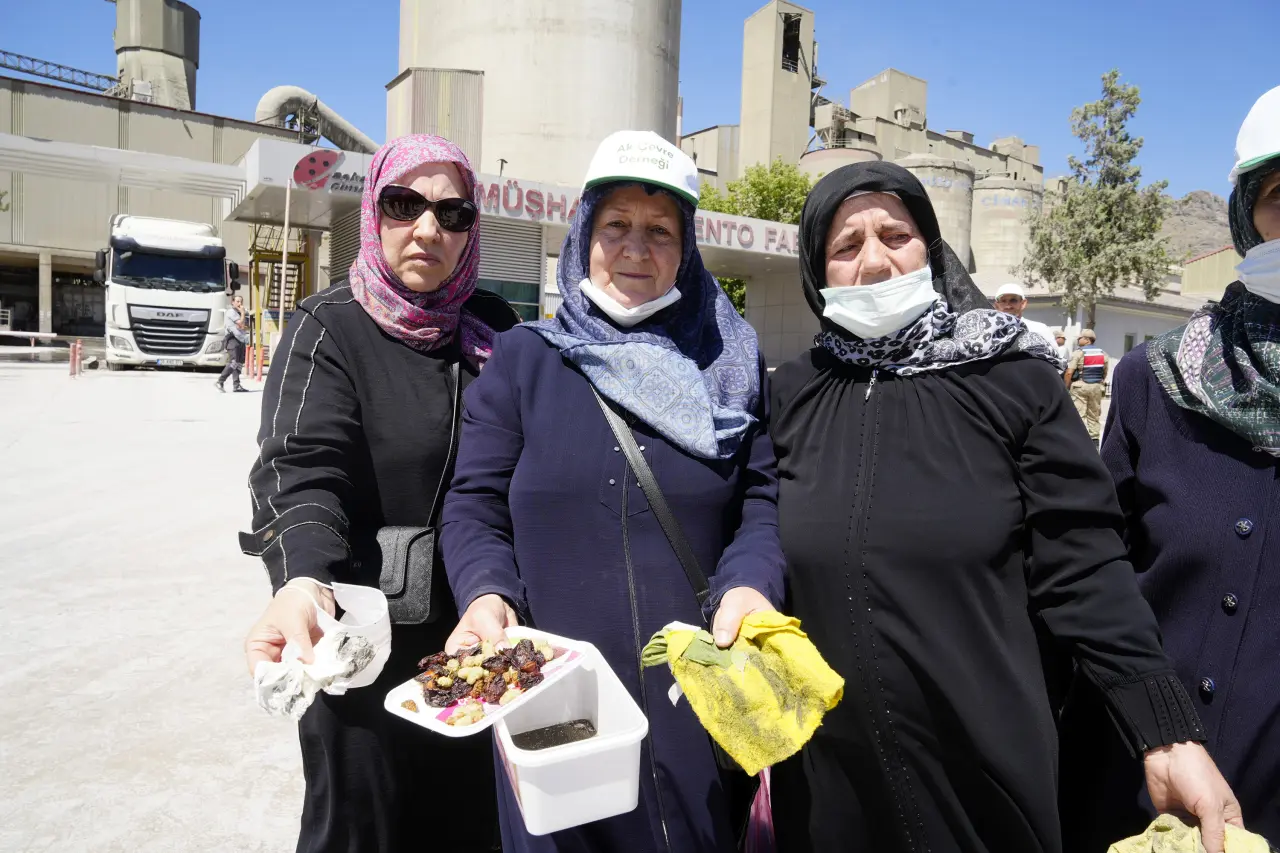 Çimento fabrikasının tozu, beldeyi isyan ettirdi 9