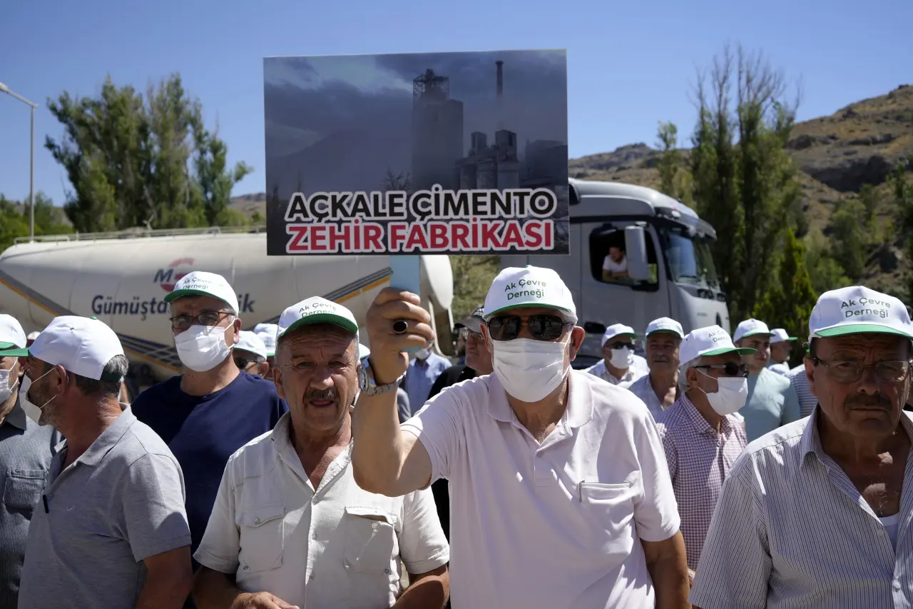 Çimento fabrikasının tozu, beldeyi isyan ettirdi 4