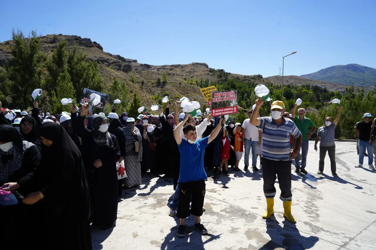 Çimento fabrikasının tozu, beldeyi isyan ettirdi 7