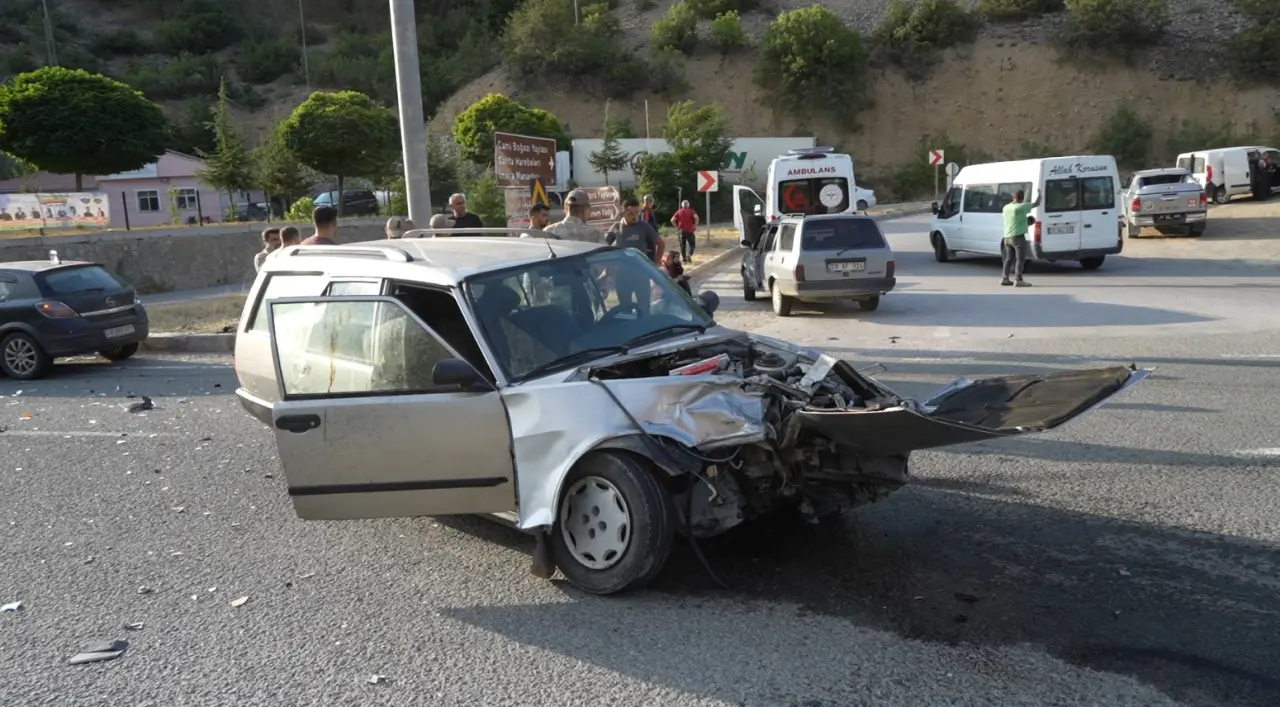 Karaca Mağarası Kavşağında Feci Kaza: 1'i Bebek, 7 Kişi Yaralandı 1