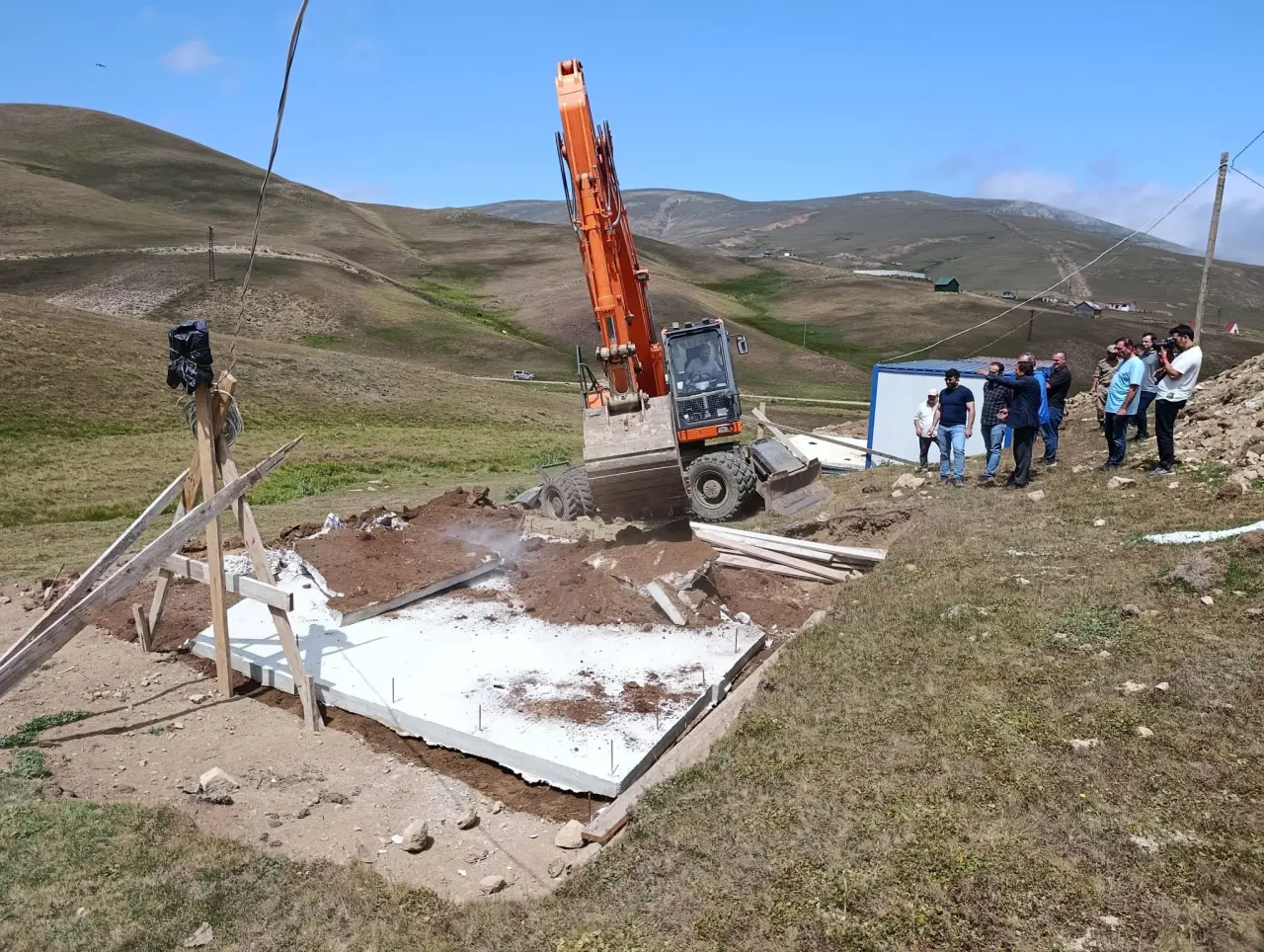 Gümüşhane’de yaylalardaki kaçak yapılar yıkılıyor 1