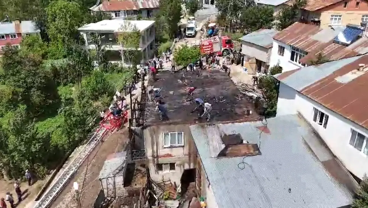 Şiran’da çatı yangını korkuttu 1