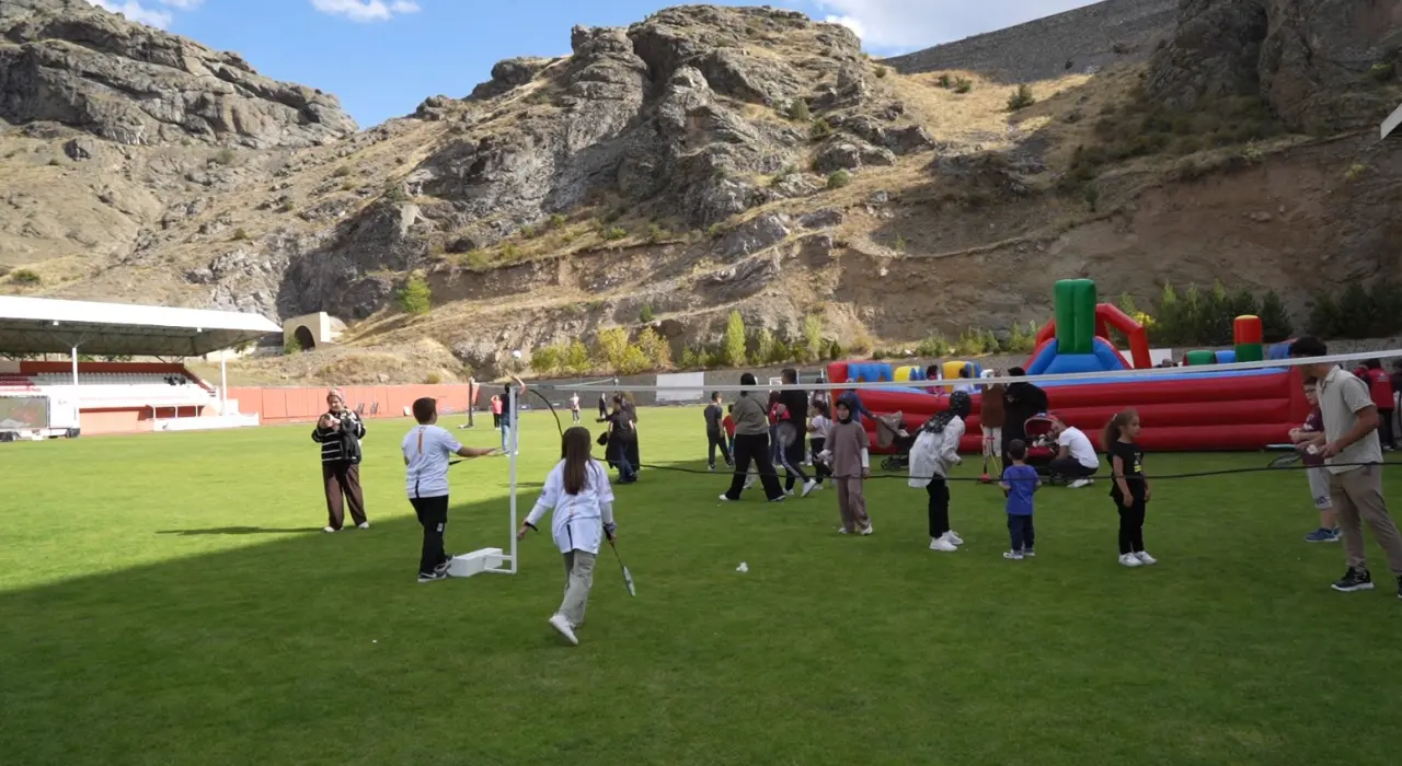 Gümüşhane’de çocuklar için düzenlenen şenlikte yüzlerce çocuk doyasıya eğlendi 5