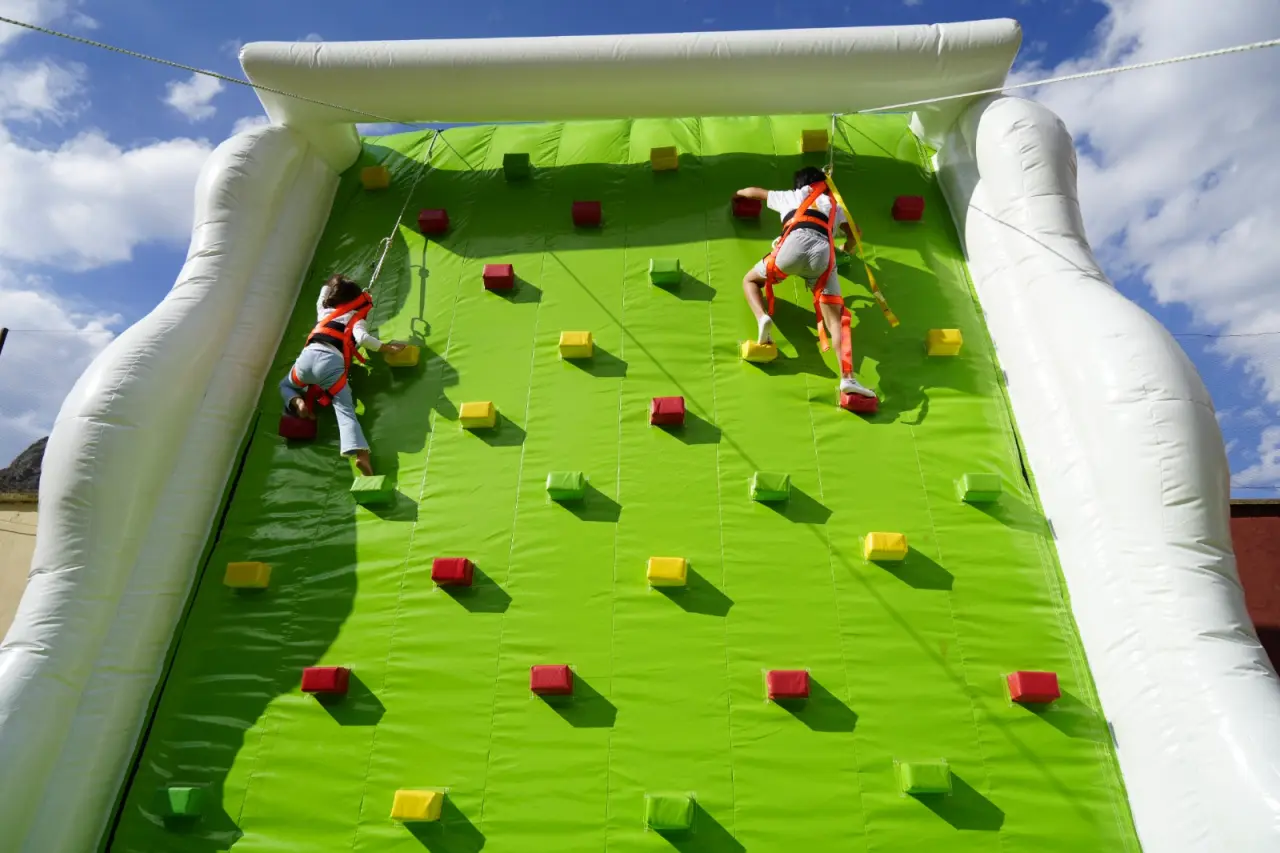 Gümüşhane’de çocuklar için düzenlenen şenlikte yüzlerce çocuk doyasıya eğlendi 2