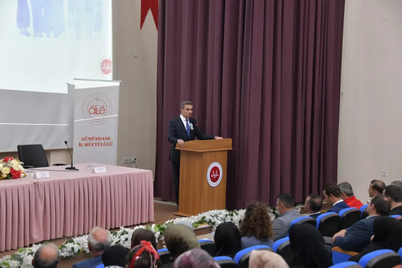 Gümüşhane’de “Hz. Peygamber ve Aile” konferansı düzenlendi 3