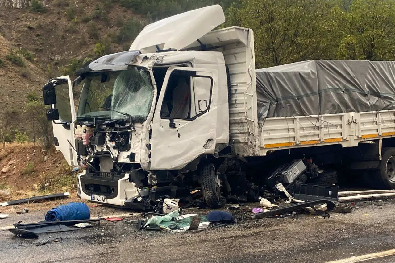 Gümüşhane’de kamyonlar kafa kafaya çarpıştı: 1 ağır yaralı 1