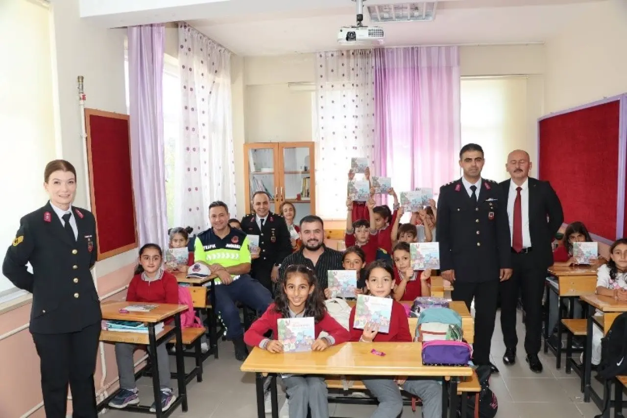 Yeni Eğitim Öğretim Yılının İlk Gününde Jandarmadan Anlamlı Ziyaret 1