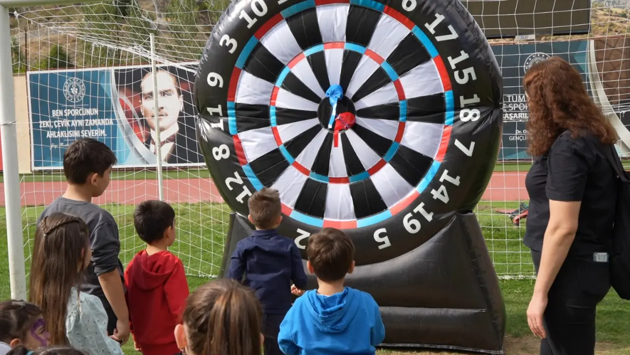 Gümüşhane’de çocuklar için düzenlenen şenlikte yüzlerce çocuk doyasıya eğlendi 3