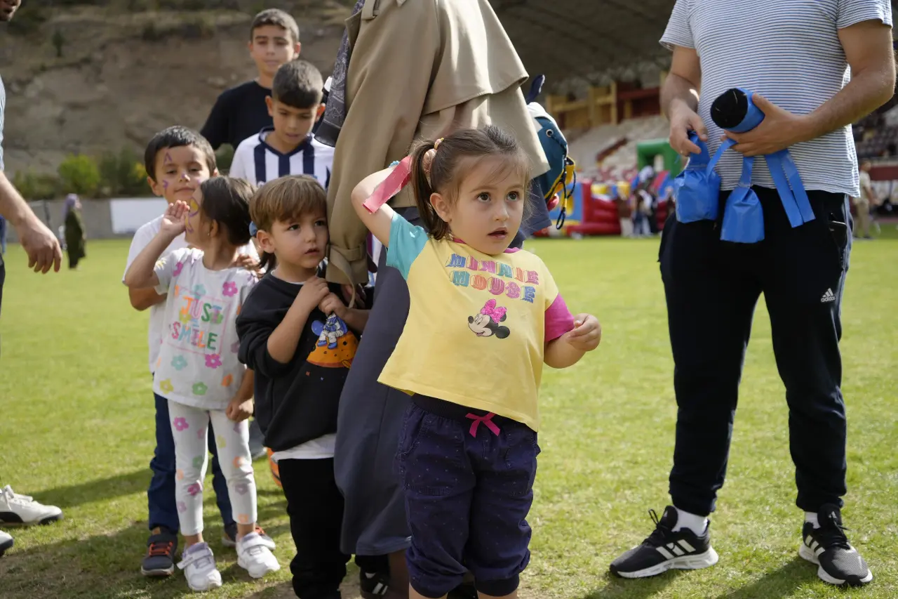 Gümüşhane’de çocuklar için düzenlenen şenlikte yüzlerce çocuk doyasıya eğlendi 4