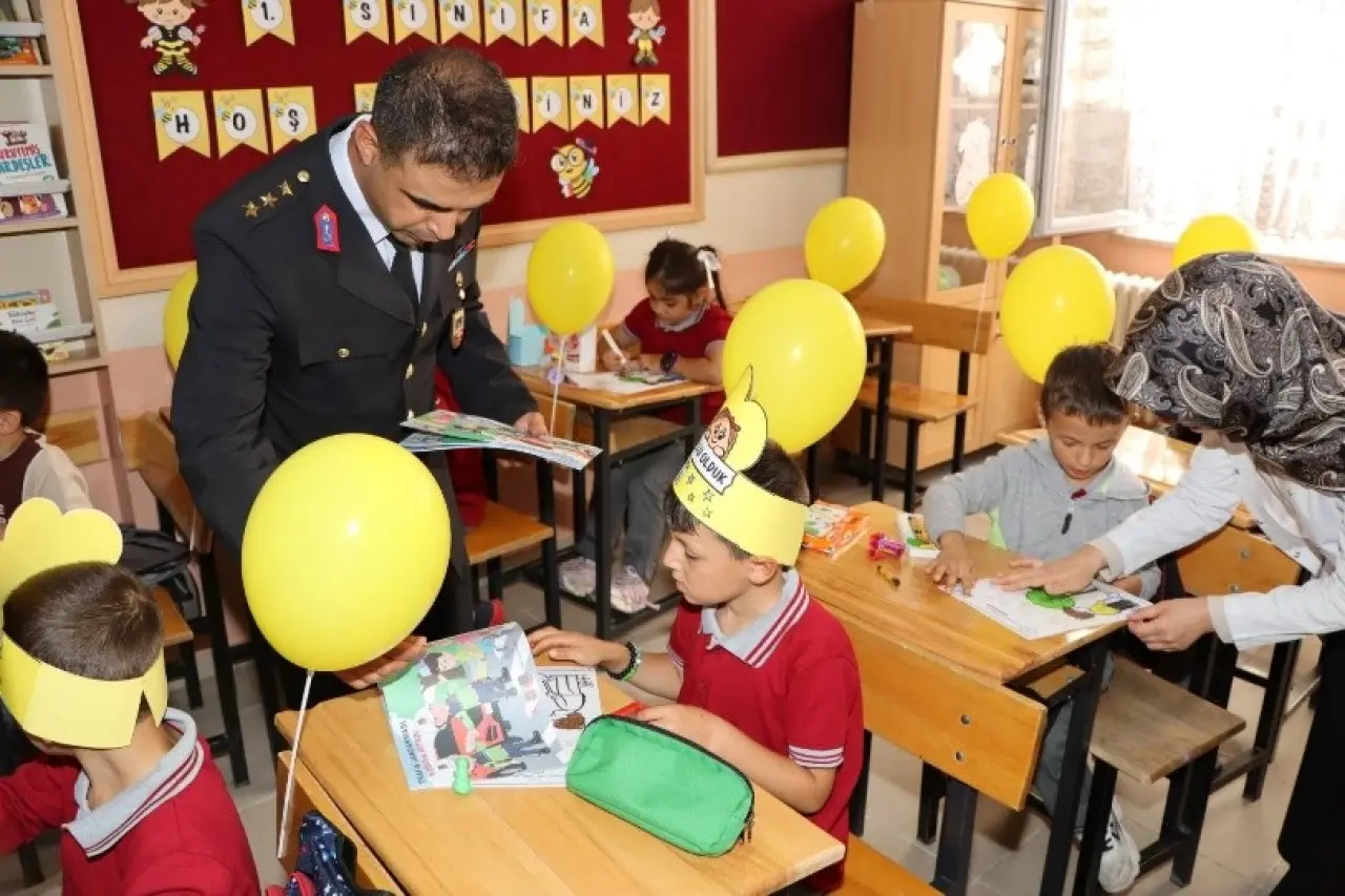 Yeni Eğitim Öğretim Yılının İlk Gününde Jandarmadan Anlamlı Ziyaret 2