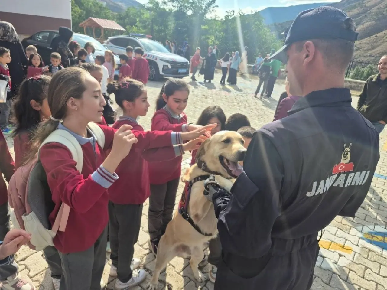 Yeni Eğitim Öğretim Yılının İlk Gününde Jandarmadan Anlamlı Ziyaret 5