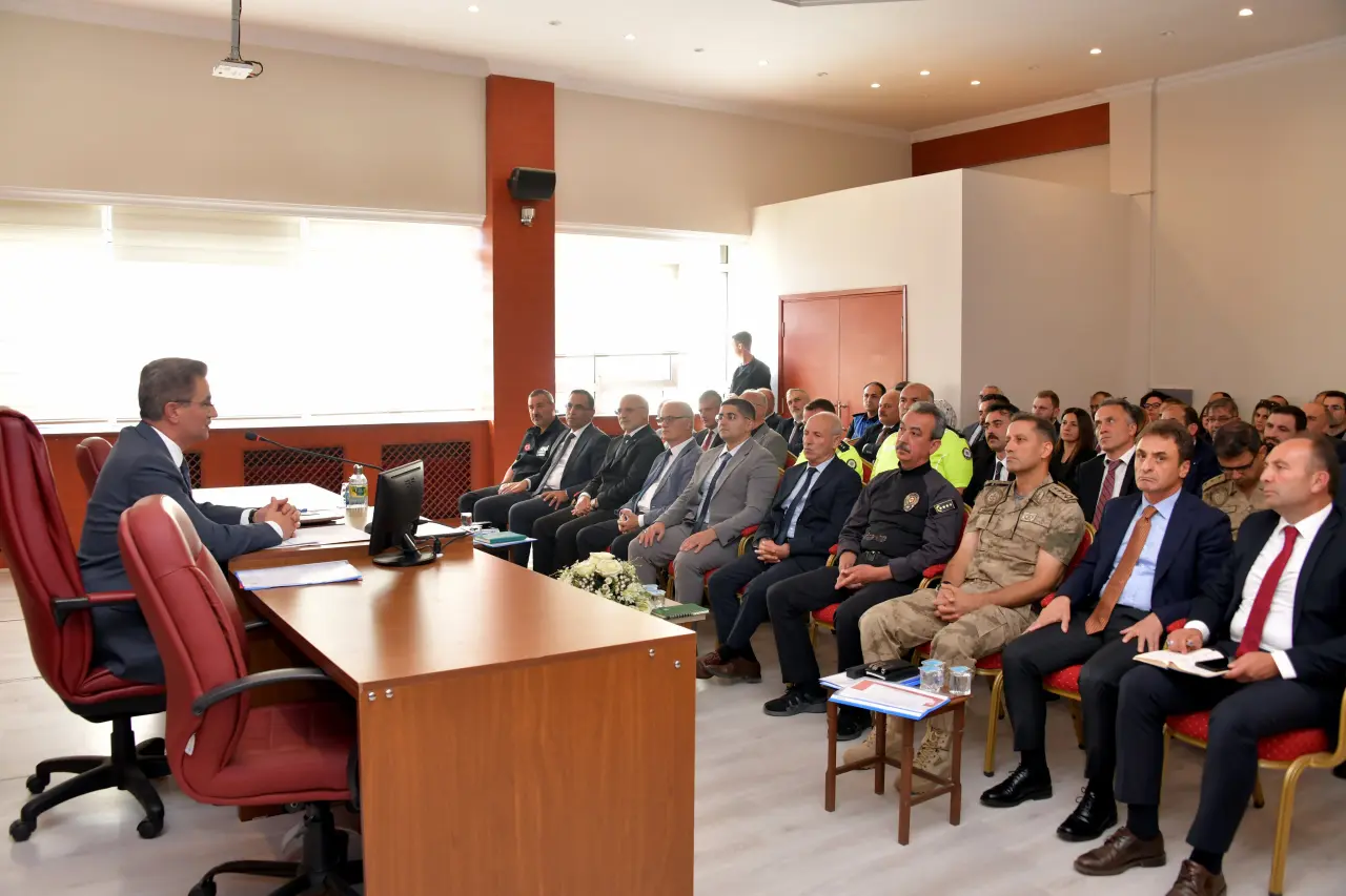 Gümüşhane’de okul güvenliği toplantısı: Vali Baruş’tan önemli mesajlar 4