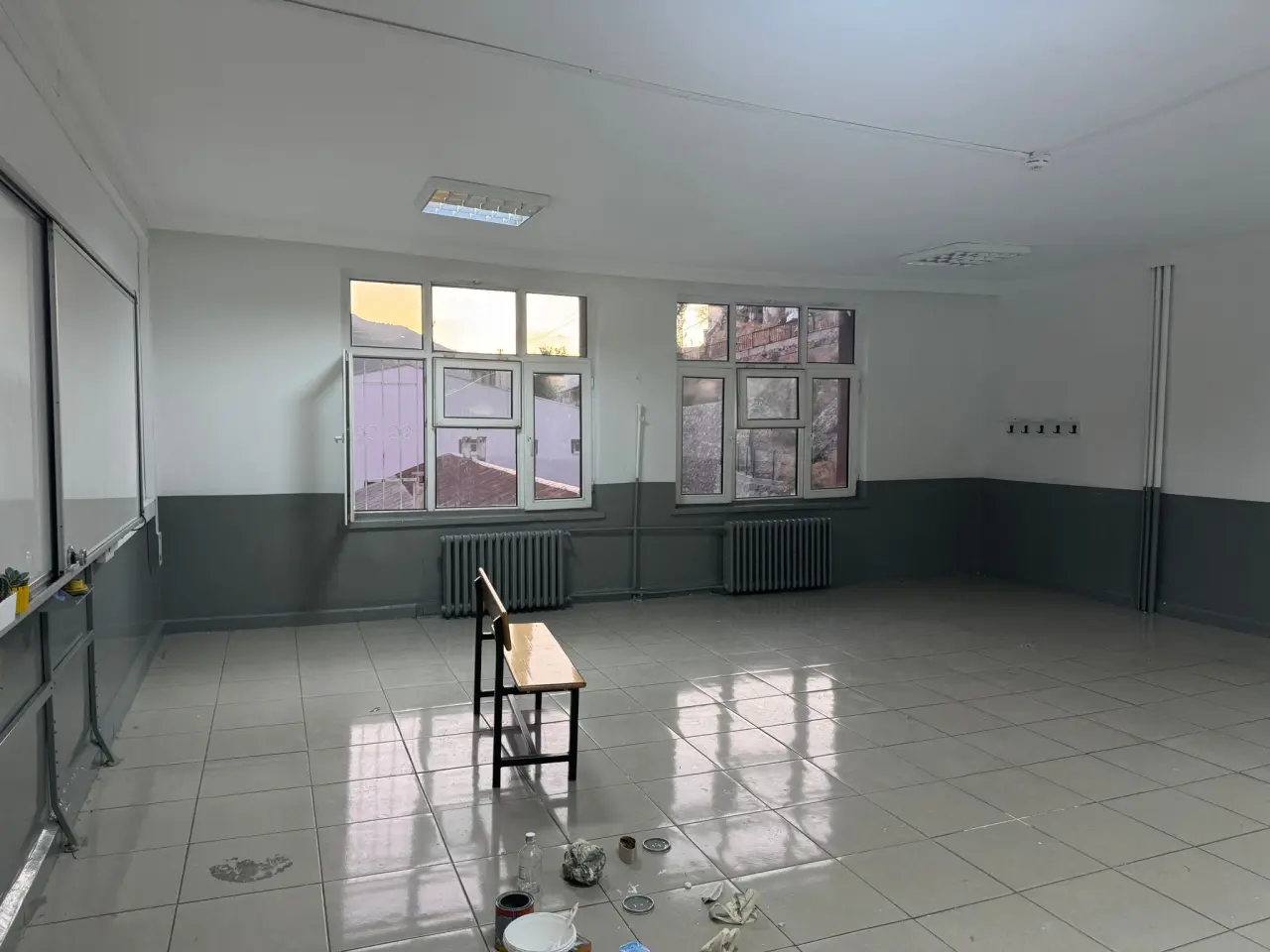 Gümüşhane'de Destek AFAD Gönüllüleri öğrenciler için sınıf boyadı 3