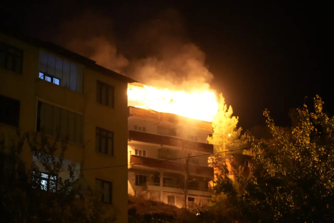 Gümüşhane’de 4 katlı binada çıkan yangın paniğe neden oldu 2