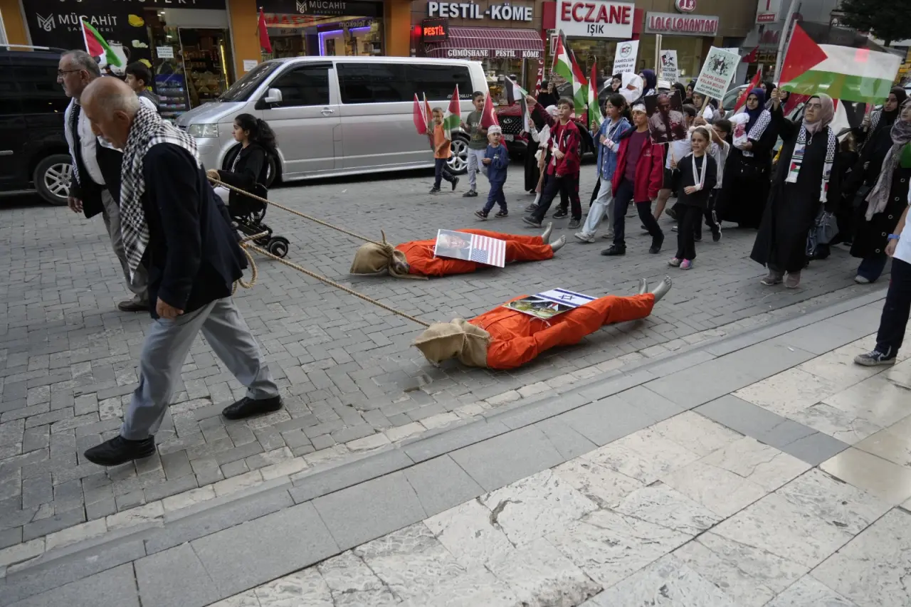 Gümüşhane’de Netanyahu ve Trump’ın maketleri önce yerlerde sürüklendi sonra direğe asıldı 4