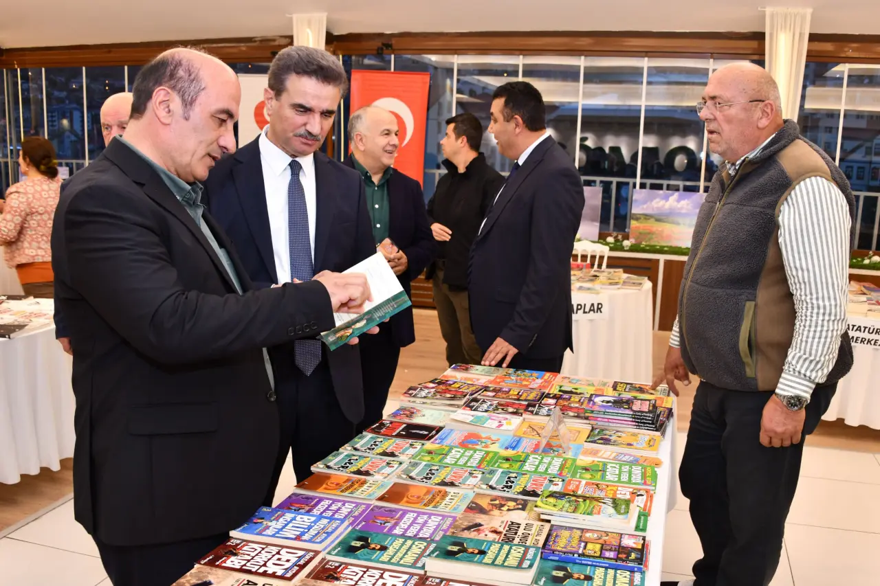 Vali Baruş Kitap Fuarı'nı ziyaret etti 10