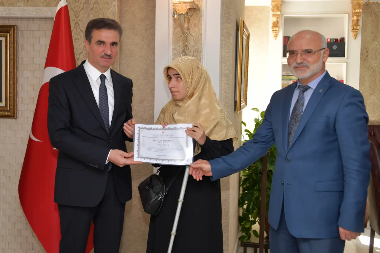 Hafızlık Türkiye birincisinden Vali Baruş’a ziyaret 4