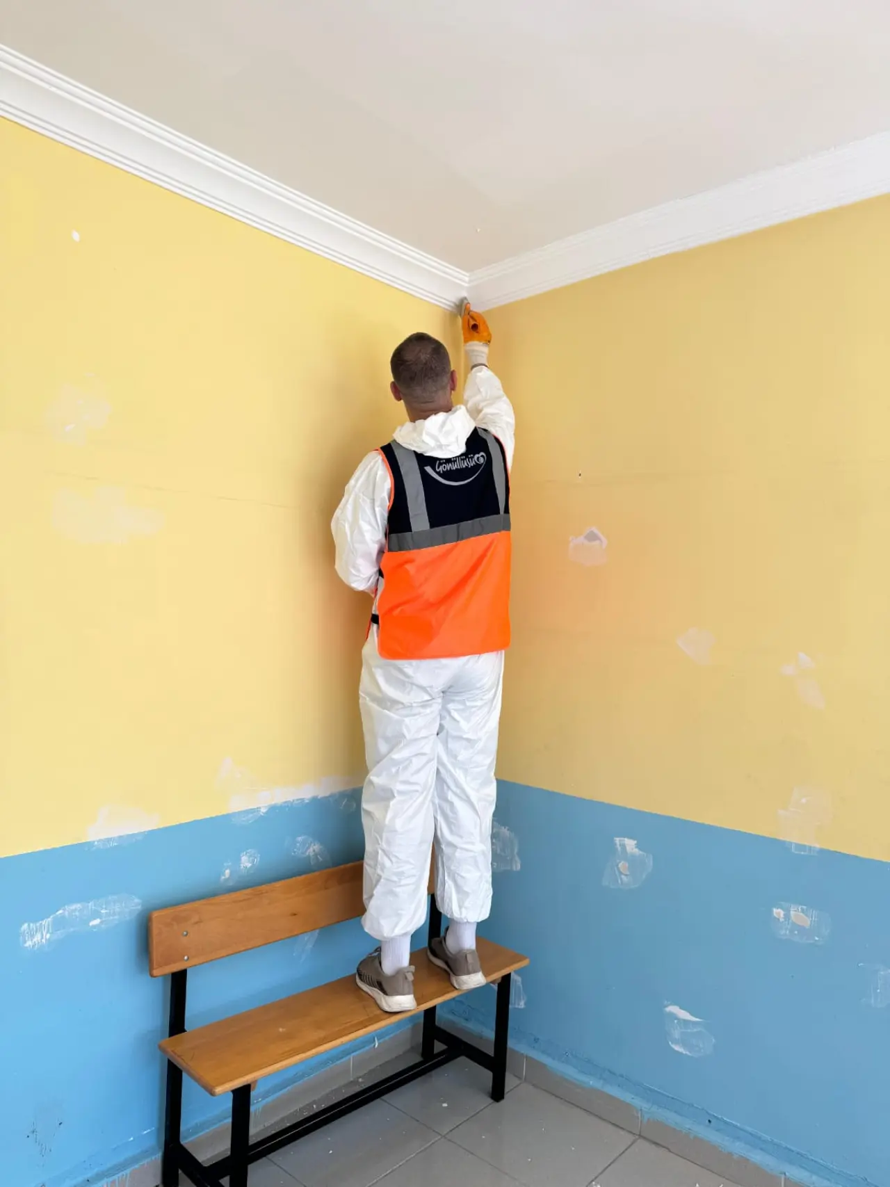 Gümüşhane'de Destek AFAD Gönüllüleri öğrenciler için sınıf boyadı 6