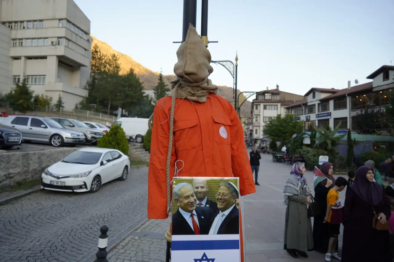 Gümüşhane’de Netanyahu ve Trump’ın maketleri önce yerlerde sürüklendi sonra direğe asıldı 5