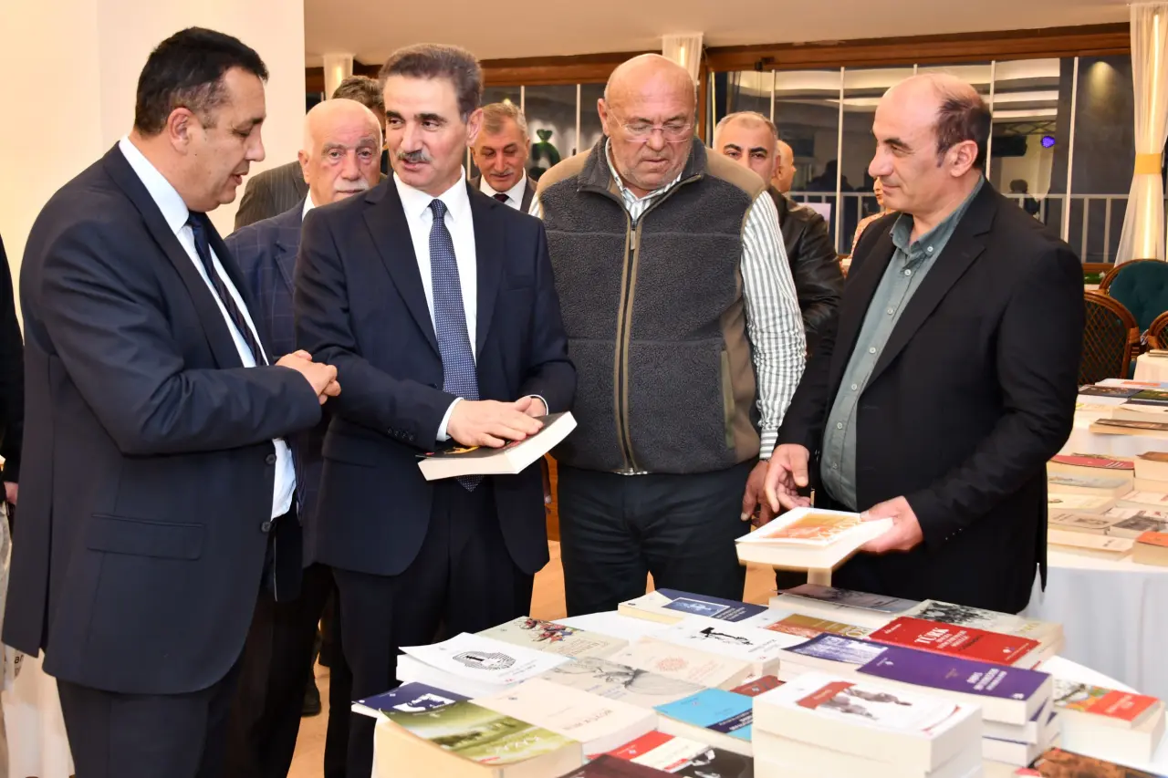 Vali Baruş Kitap Fuarı'nı ziyaret etti 9