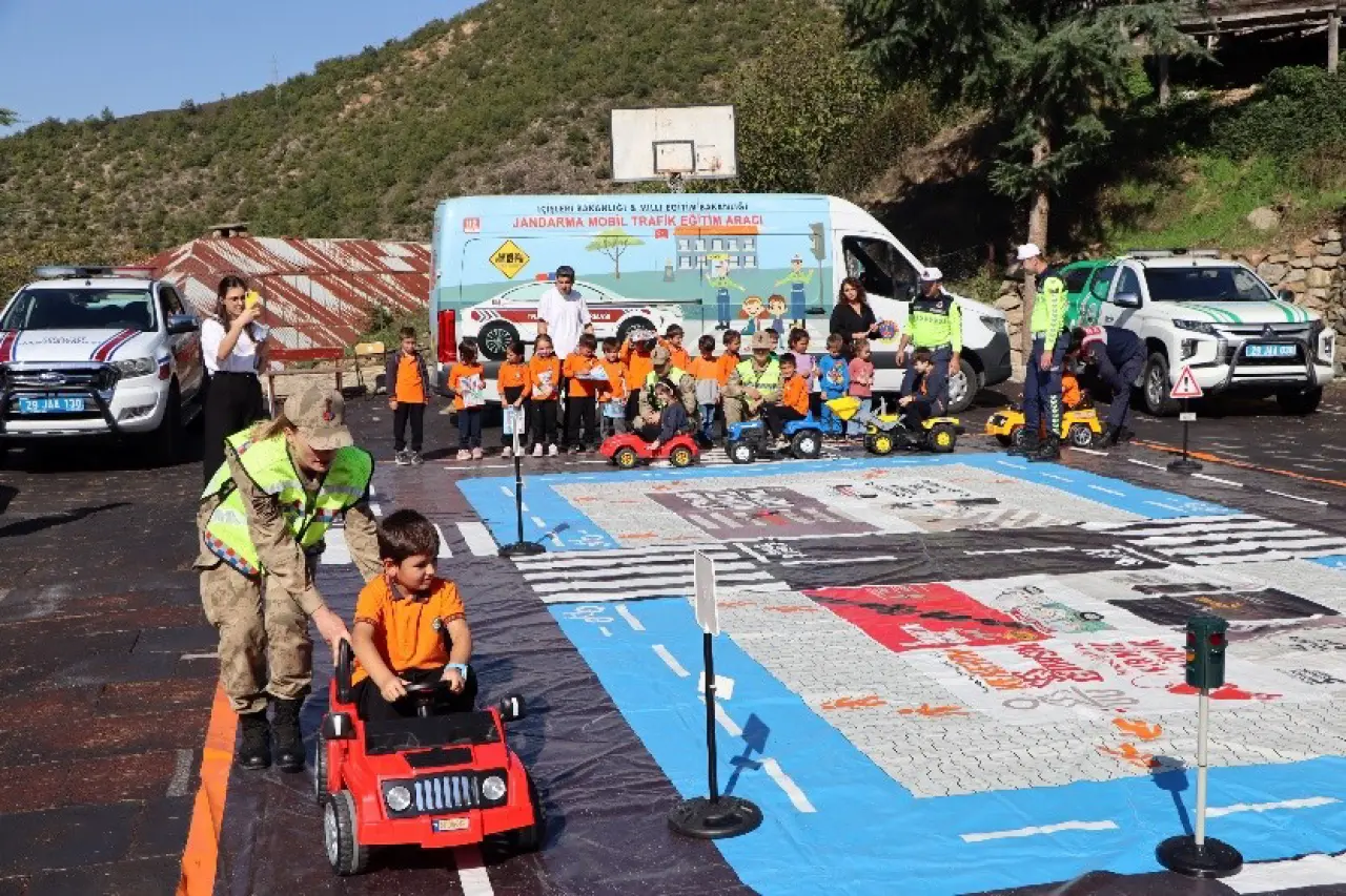 Kürtün’de öğrenciler uygulamalı trafik eğitimiyle bilinçlendi 2