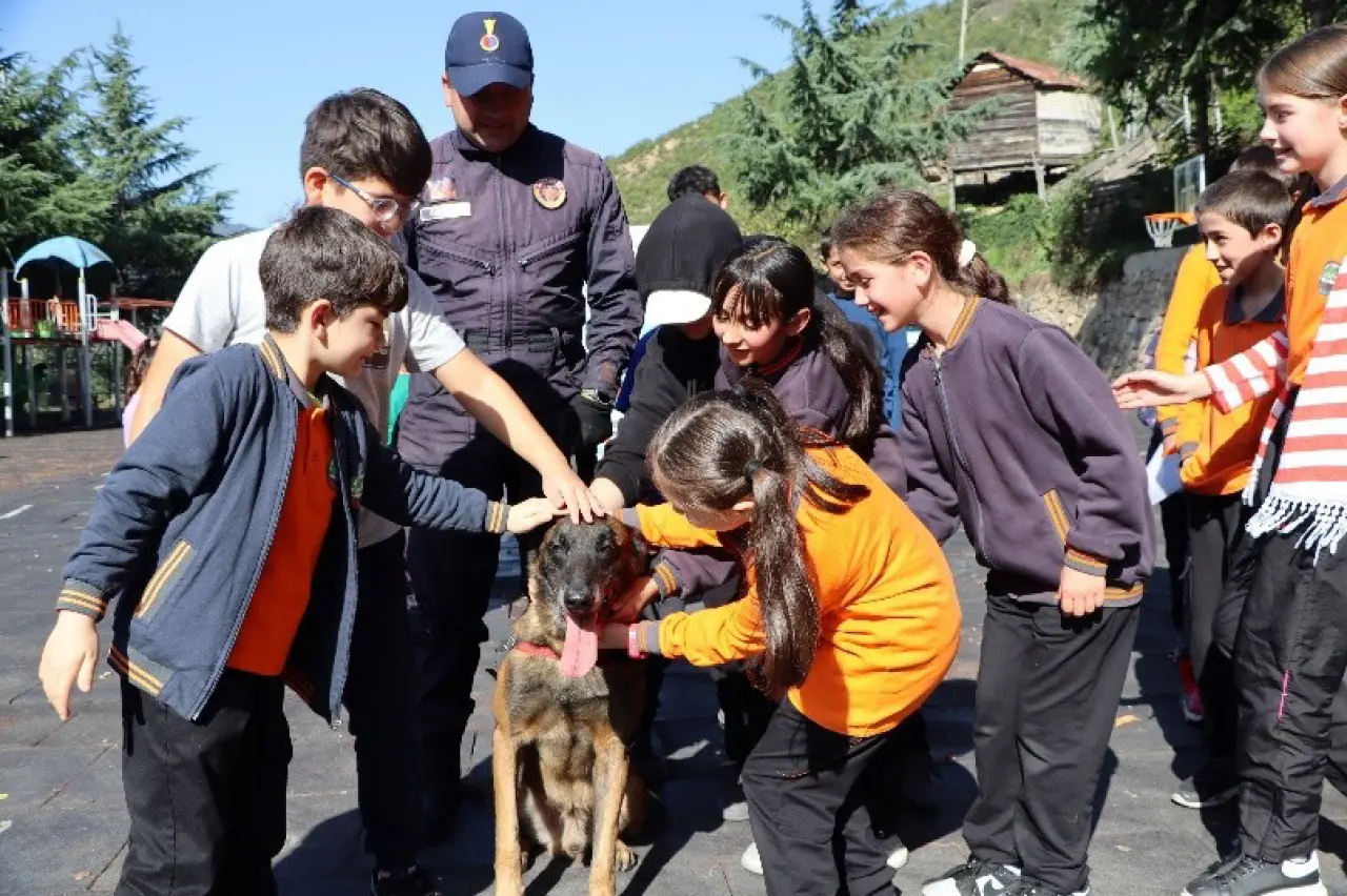 Kürtün’de öğrenciler uygulamalı trafik eğitimiyle bilinçlendi 5