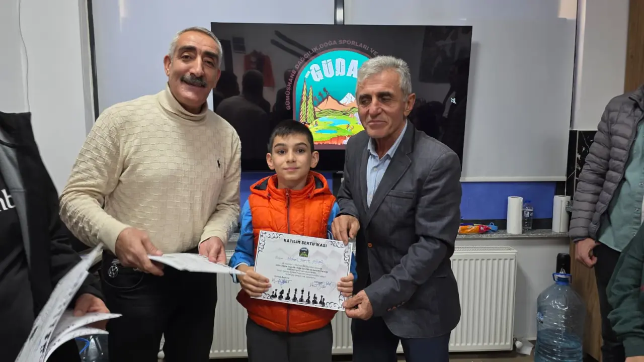 GÜDAK'ın Satranç Eğitimini tamamlayan 32 kursiyere sertifikaları verildi 9