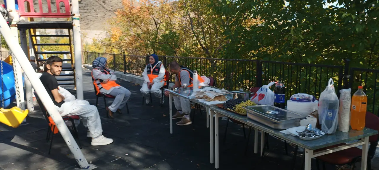 Gümüşhane'de Destek AFAD Gönüllüleri öğrenciler için sınıf boyadı 12