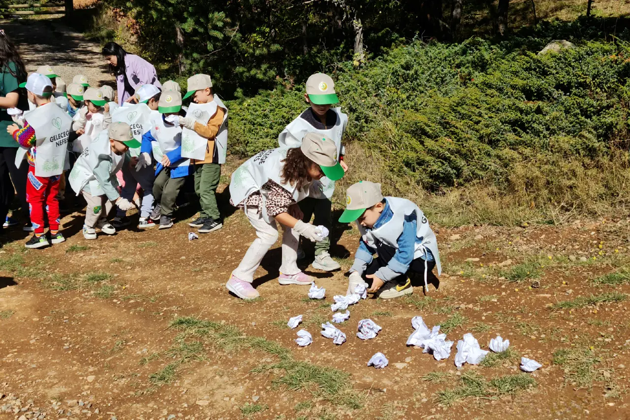 Gümüşhane'de miniklerden doğa bilinci: Çöp toplama ve fidan dikimi etkinliği gerçekleşti! 2