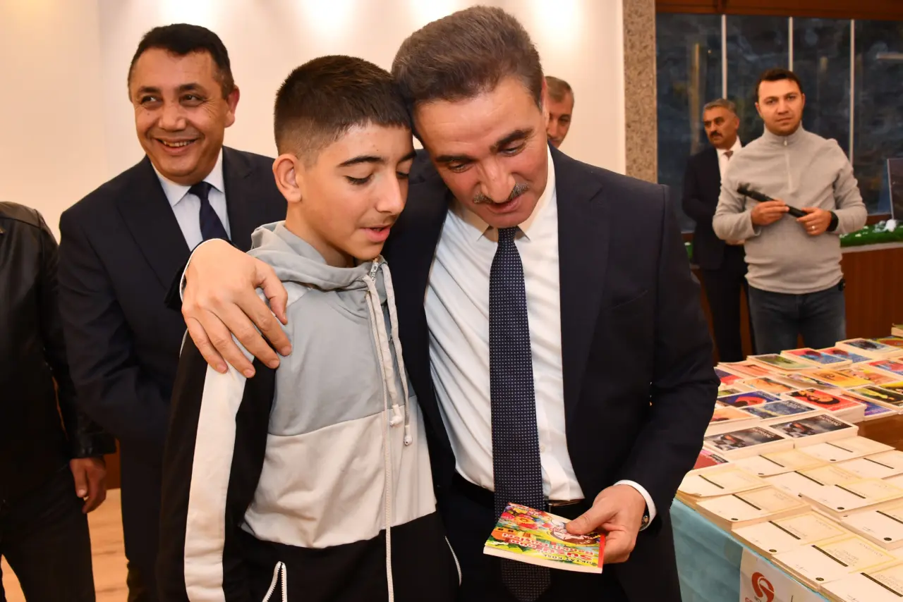 Vali Baruş Kitap Fuarı'nı ziyaret etti 2
