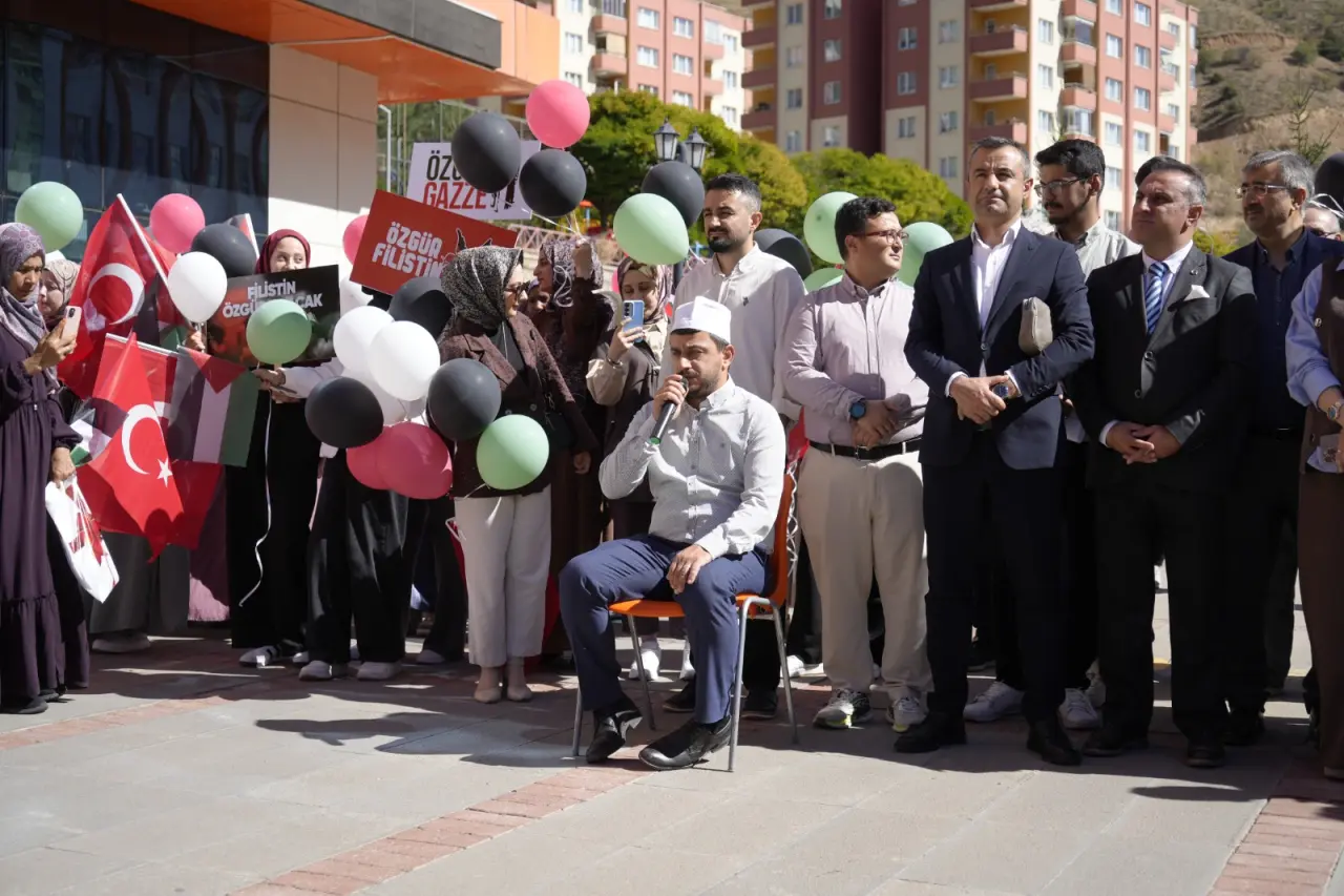 Gümüşhane’de Gazze için balonlar gökyüzüne bırakıldı 2