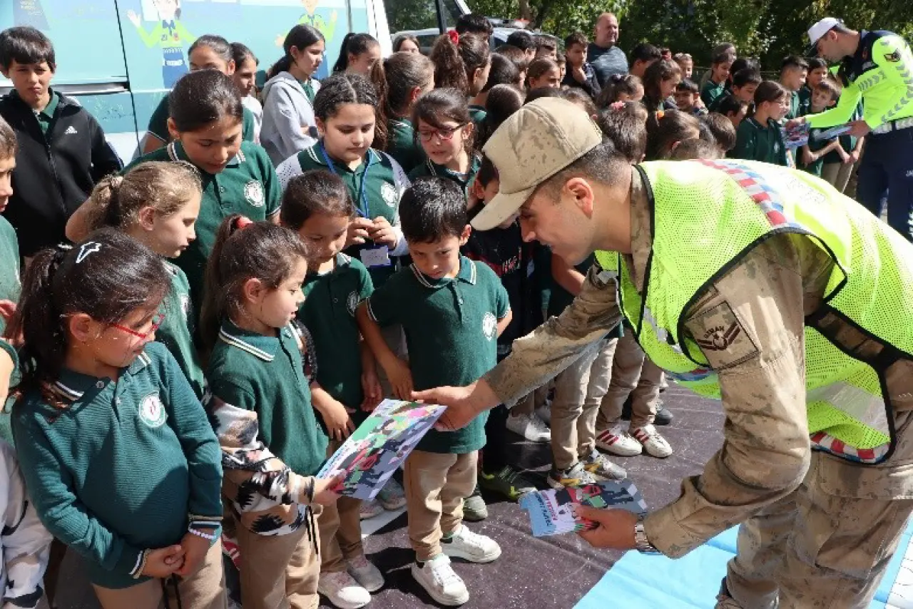 Kürtün’de öğrenciler uygulamalı trafik eğitimiyle bilinçlendi 8