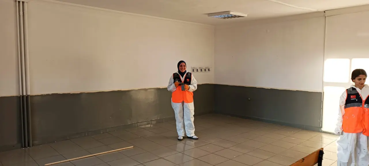 Gümüşhane'de Destek AFAD Gönüllüleri öğrenciler için sınıf boyadı 9